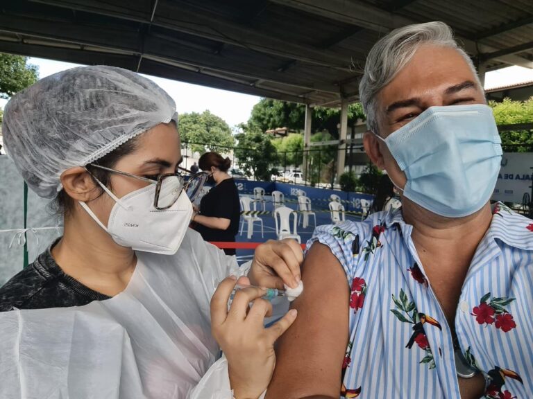Ciro Santos recebe primeira dose da vacina contra a Covid-19