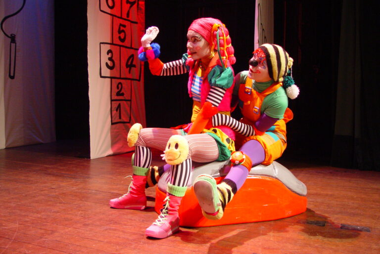 Em última apresentação no Teatro Dragão do Mar, neste domingo (30), o espetáculo infantil “Brincadeiras Perdidas” aborda a relação entre brincadeiras antigas e novas tecnologias