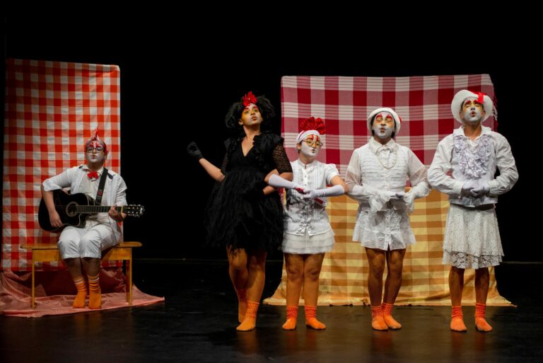Temporada do musical infantil “O Galinheiro de Bragança”, do grupo Galhofo, inicia neste sábado (5), no Teatro Dragão do Mar  