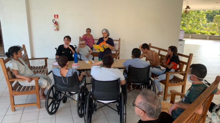 Casa de Cuidados inicia grupo de leitura; prática traz benefícios à saúde mental