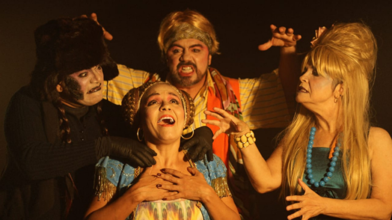 Trupe Caba de Chegar encena o  espetáculo Rosa Escarlate no Teatro Chico Anysio