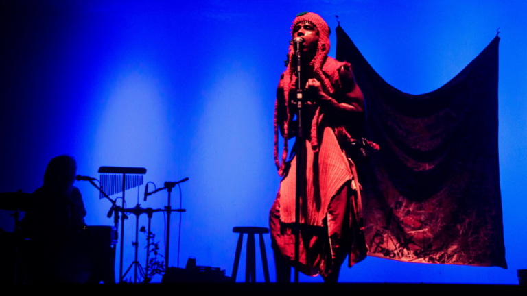 Espetáculo transmídia inspirado na biografia da Escrava Anastácia segue com apresentações às terças, no Teatro Dragão do Mar