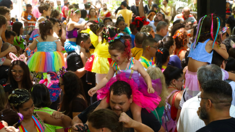 Passeio Público encanta criançada durante Ciclo Carnavalesco de Fortaleza