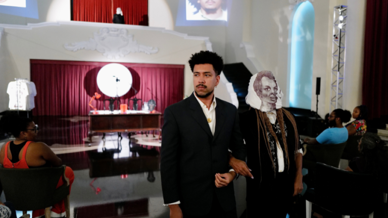 Performance “Negrociação” e passeio pela obra de Leonilson até a Praia de Iracema são destaque na Pinacoteca do Ceará