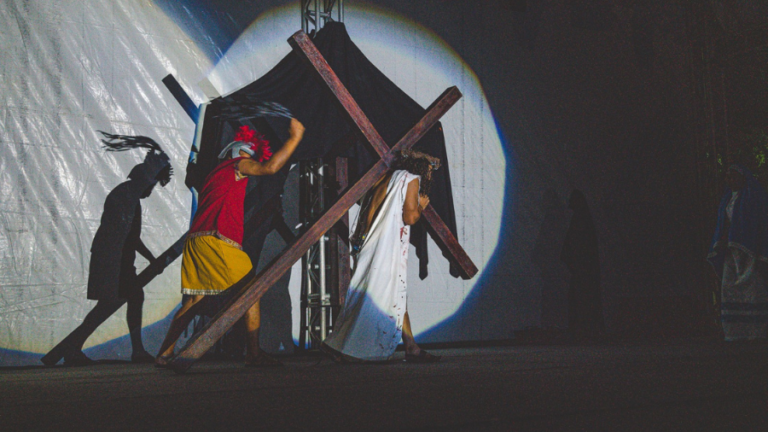 Gólgota: Encenação da Paixão de Cristo celebra 31 anos com apresentações no bairro José Walter e no interior do Ceará