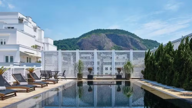 Madonna e equipe ocupam até 90 quartos do Copacabana Palace, tapumes foram colocados na piscina para preservar intimidade da artista