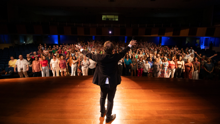 Maestro Gabriel Machado transforma plateia em grande coral no Teatro Brasil Tropical