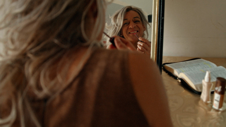 PREMIADO EM DIVERSOS FESTIVAIS, DOCUMENTÁRIO ACOMPANHA A LUTA DE UMA MULHER TRANS PARA EXPRESSAR SUA FÉ
