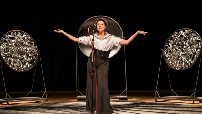 Circuito CENA: Marisa Orth leva “Bárbara” ao palco do Cineteatro São Luiz