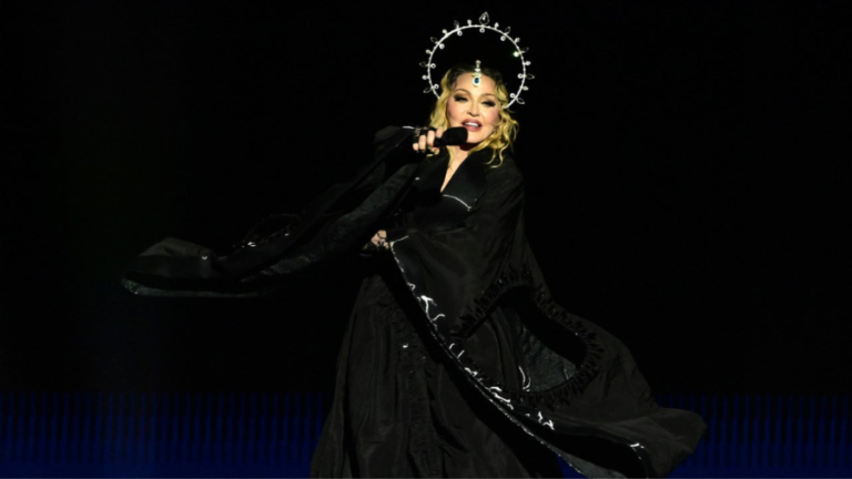 Madonna sai do hotel acena para os fãs e vai embora do Rio