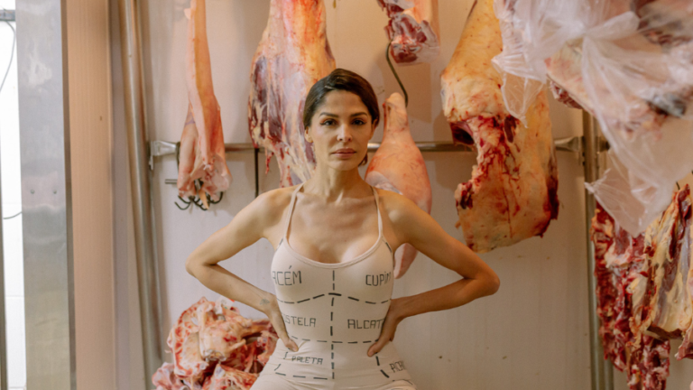 Em apresentação única gratuita no Teatro Dragão do Mar, neste domingo (23), espetáculo documental aborda violências contra a mulher