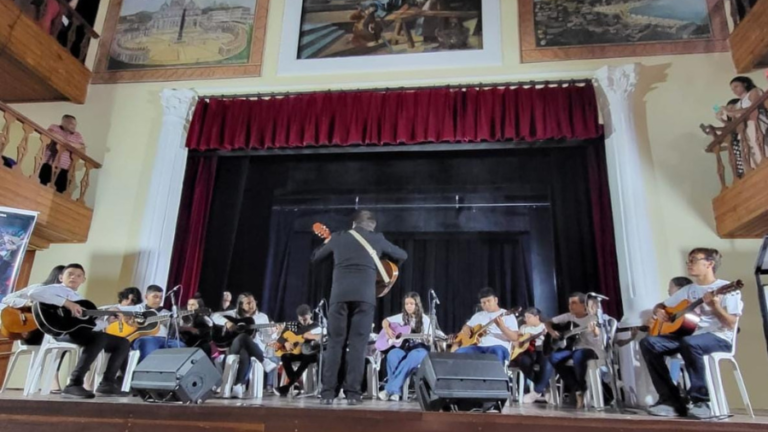 Recital de Estudantes da Escola de Arte e Cultura Casa de Vovó Dedé no Teatro Municipal São José