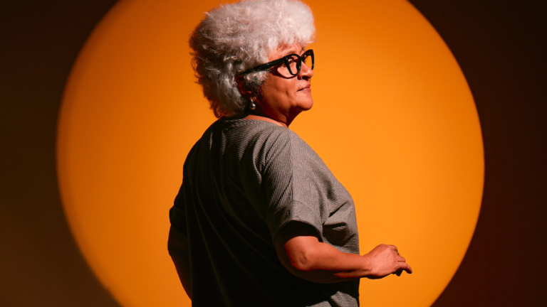 Maternidade, etarismo e vida nômade são temas de monólogo em curta temporada no Teatro Dragão do Mar, neste final de semana