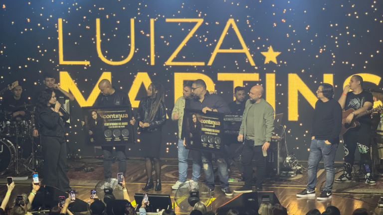 Luiza Martins recebe disco de ouro em noite especial no Villa Country