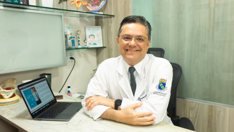 Dr. Leonardo Bezerra ministra I curso de Introdução e Simulação Cirúrgica em Videolaparoscopia em Fortaleza