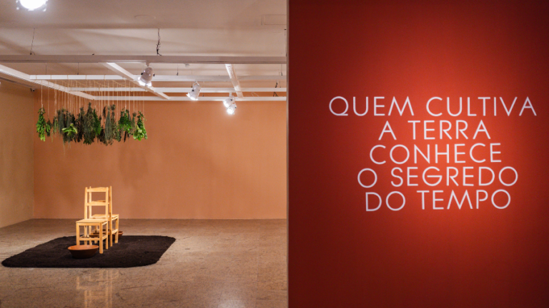 Roda de conversa marca o encerramento da exposição “Cansanção em Flor”, em cartaz no MAC-CE até o final de julho