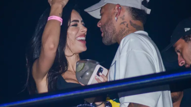 Neymar e Bruna Biancardi se beijam em show de Thiaguinho em São Paulo