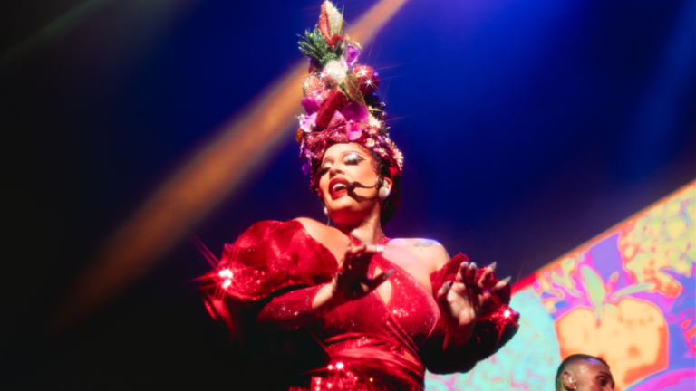 Gloria Groove homenageia Carmen Miranda em encerramento de turnê internacional