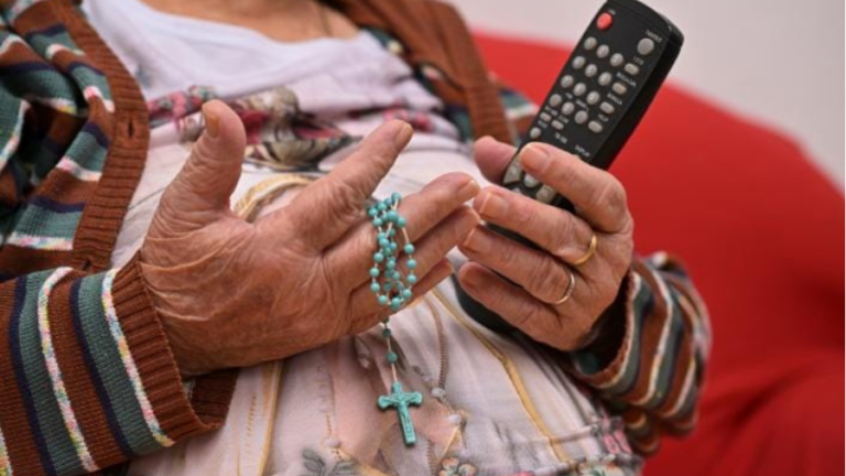TV e fé: canais religiosos da parabólica digital são alternativa para idosos praticarem sua crença sem sair de casa
