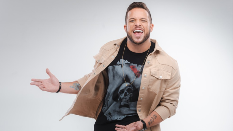 Humorista Flávio Andradde retorna à Fortaleza com o stand-up “Jogando Conversa Fora”