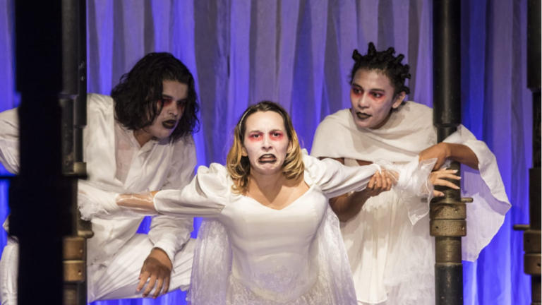 “Entre Quatro Paredes” desafia o riso fácil e explora os confins da mente humana no Teatro da Praia