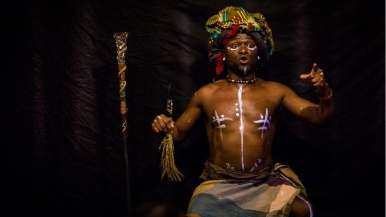 Espetáculo inspirado na tradição oral africana tem apresentação única no Teatro Dragão do Mar, neste domingo (29)