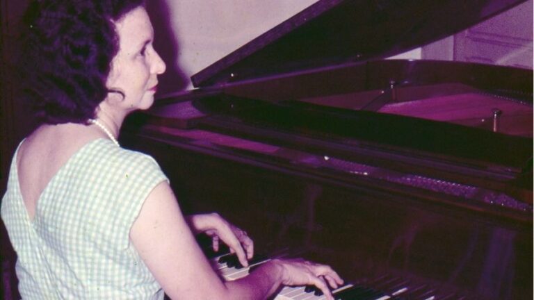 A pianista espanhola Elena Font apresenta-se na Casa de Vovó Dedé em recital de inauguração da sala que abrigou o histórico piano de D. Maria Helena de Melo Barreto, como parte da programação do III FIMI