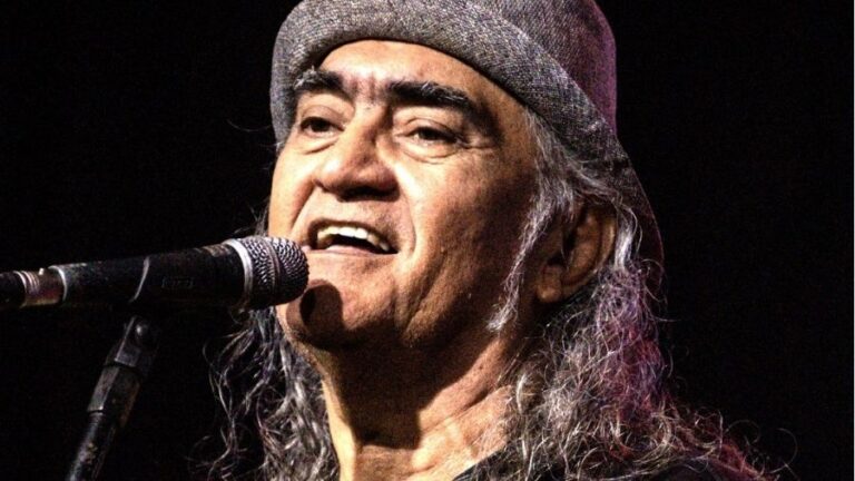 Calé Alencar comemora 70 anos com sarau nesta terça, 22/10, no Hitty Pub, às 19h, e show nesta quarta, às 20h, no CCBNB