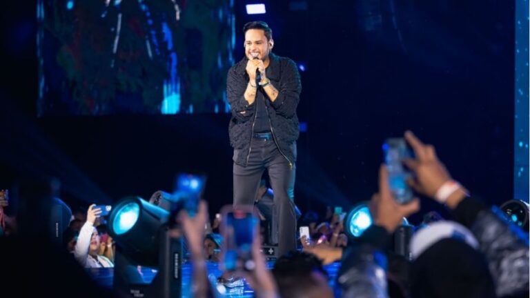 Thiago Aquino impressiona com seleção de sucessos em repertório de DVD gravado em show lotado em Paraisópolis