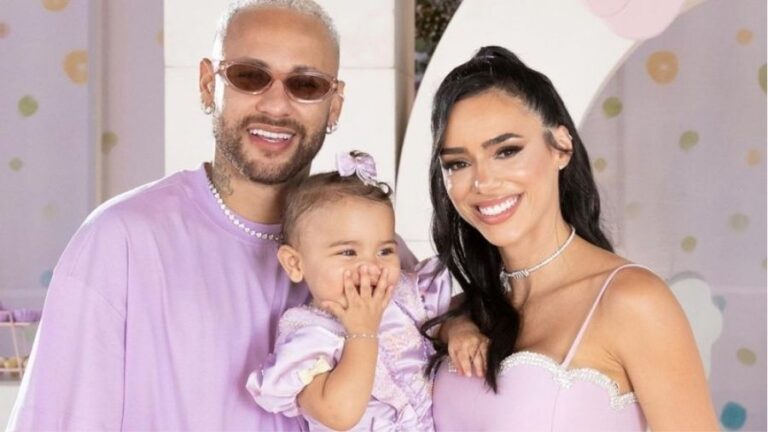 Irmã de Neymar chega após o parabéns no aniversário de Mavie e web detona