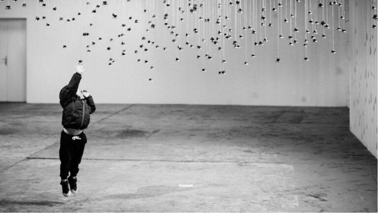 Pinacoteca do Ceará recebe instalação sonora do artista francês Felix Blume e exibe cinebiografia sobre Claudia Andujar