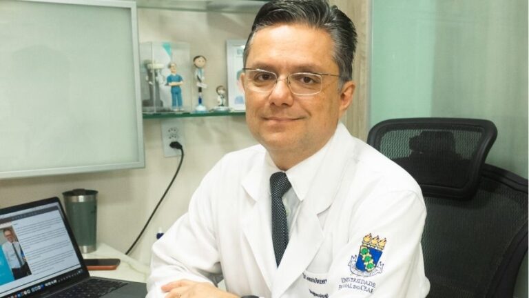 Dr. Leonardo Bezerra ministra palestra sobre políticas públicas para o tratamento da endometriose na 14ª Jornada Científica do HGCC