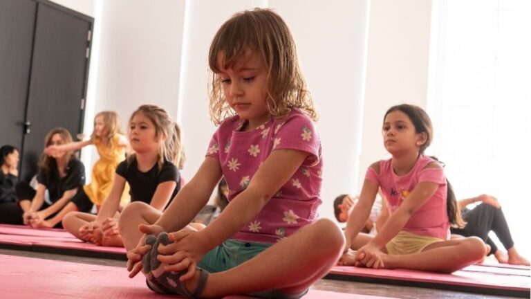 Pinacoteca do Ceará tem Yoga para crianças, ateliê de bordado e oficina infantil para confecção de hologramas  na primeira semana de dezembro