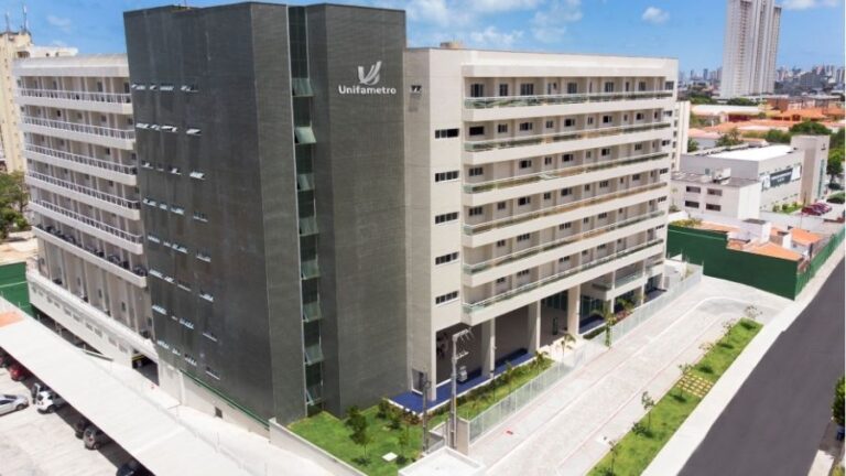 Unifametro promove campanha “Natal de Sorrisos” para crianças e mães da comunidade Morro do Ouro, em Fortaleza