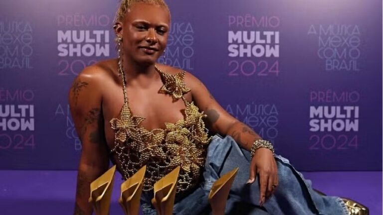 Liniker é celebrada com 4 vitórias no Prêmio Multishow 2024