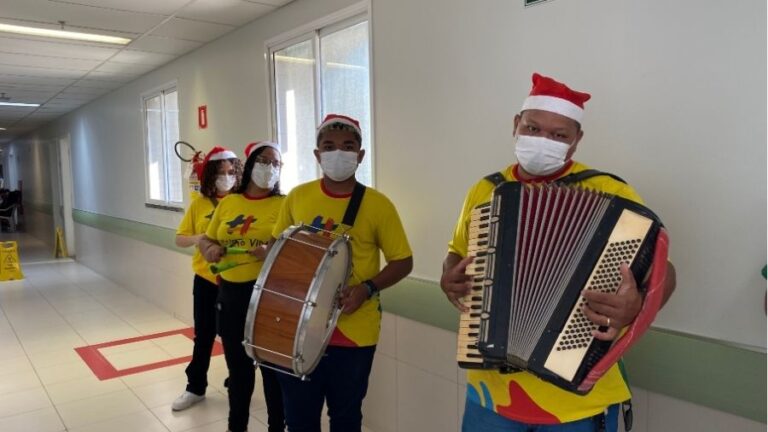 Natal no ritmo do xote e refeição especial emocionam pacientes no Hospital Regional Norte