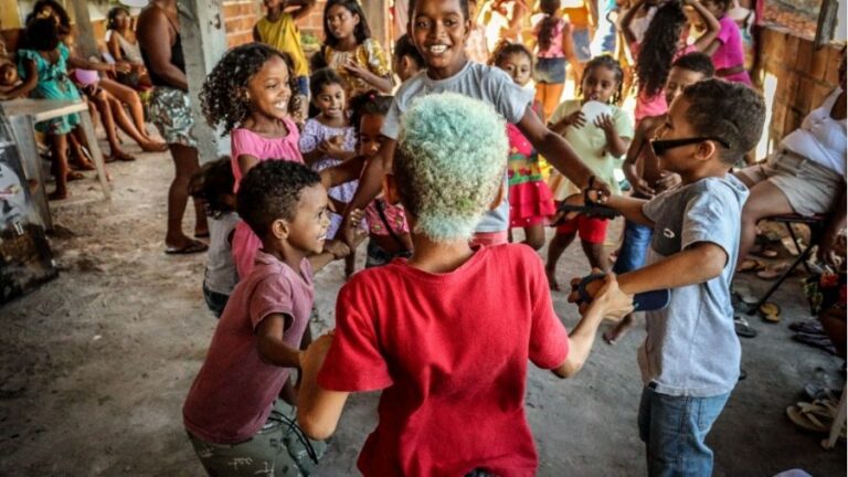 Pinacoteca do Ceará recebe fundadores do Acervo da Laje para aula aberta sobre acervo, memória e arte nos territórios