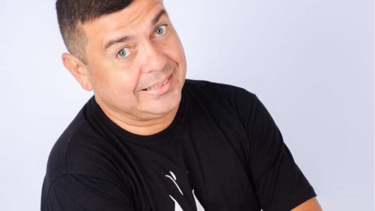 “Humor no Bar”, com os humoristas Oliveirinha e Anderson Justos, é destaque nesta quinta-feira (9/1) no Esquina Brasil/Nega Teresa
