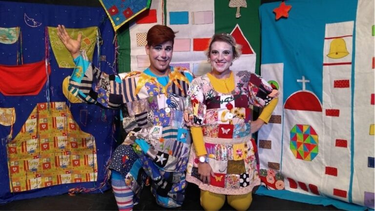 Teatro premiado: Três cidades do Vale do Ribeira recebem espetáculo que resgata brincadeiras tradicionais brasileiras