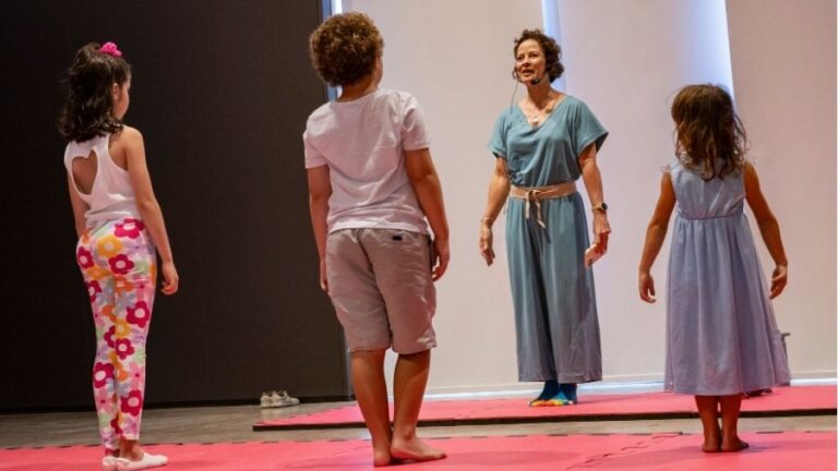 Pinacoteca do Ceará oferece oficina em libras de bordado em aquarela e atividades sobre colagem na programação semanal