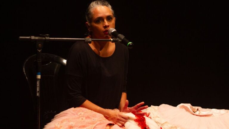A fala performativa “ROUPAS EM MOVIMENTO”, da artista bailarina e figurinista Marina Carleial, inicia circulação em Fortaleza e no interior do Estado