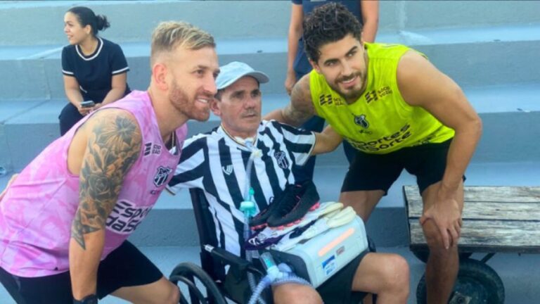 Paciente da Casa de Cuidados do Ceará realiza sonho de conhecer jogadores de futebol