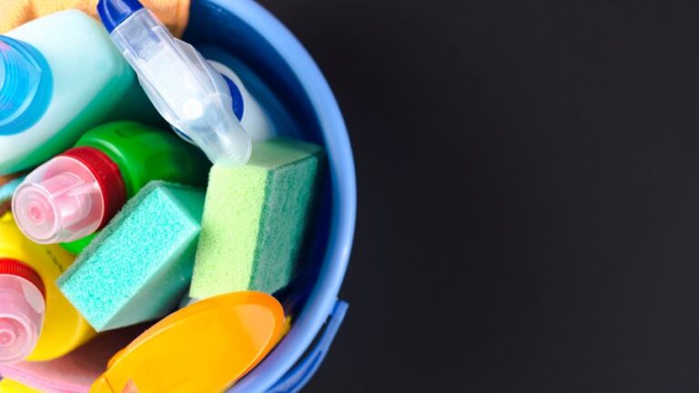 Misturar produtos de limpeza pode ser perigoso: veja os riscos e como evitar acidentes