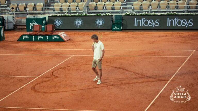 Stella Pure Gold convida Guga para redesenhar o coração que marcou sua trajetória em Roland-Garros