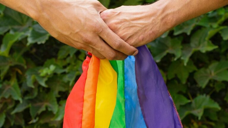 ONG Casa de Andaluzia celebra Dia Internacional do Orgulho LGBTQIAPN+ com prêmio Arco-íris