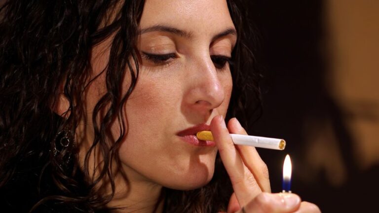 Saúde bucal e tabagismo: o que acontece com o sorriso de quem fuma?