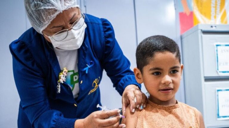 Ceará avança na vacinação de crianças e adolescentes com mais de 54 mil doses aplicadas nas escolas