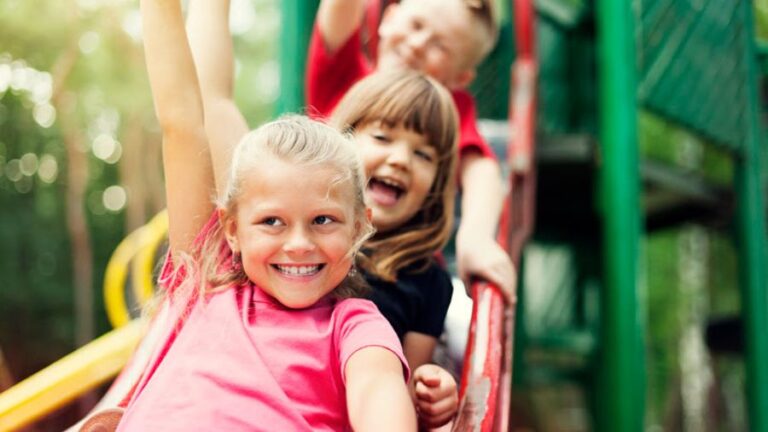  Brincadeiras ao ar livre durante as férias ajudam a prevenir a miopia infantil