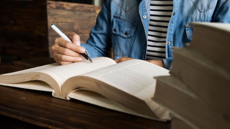Enem: autores e livros mais citados e como se preparar para a prova
