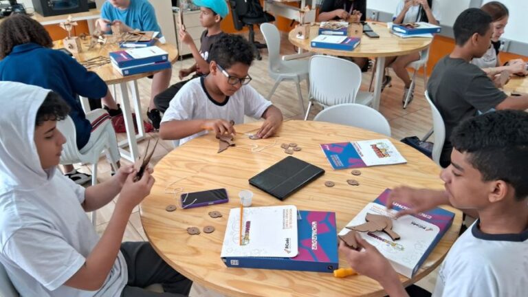 Projeto que une arte, robótica e educação transforma salas de aula em estúdios de criação para estudantes da rede pública